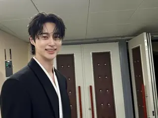 Byeon WooSeok, it's unfair how cool he is even when he smiles... Behind-the-scenes photos from the awards ceremony are photogenic