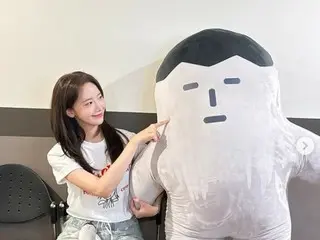 Lim Yuna (Girls' Generation) looks pure in a white T-shirt and jeans... flawless beauty
