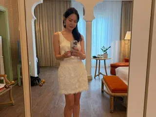 Actress Song Yejin's latest update from Venice... Daydreaming while changing dresses?