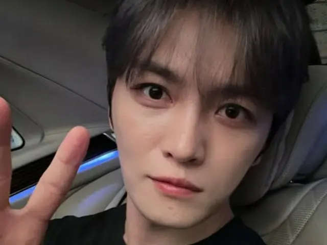 Jaejung, refreshing and clean anytime, anywhere...greeting fans with a peace sign