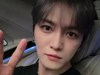 Jaejung, refreshing and clean anytime, anywhere...greeting fans with a peace sign