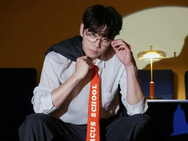 Lee JunYoung's second concept photo for his first mini album "LAST DANCE"... White shirt and glasses move fans' hearts