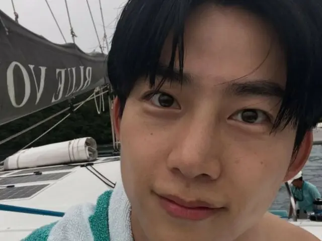 2PM's Taecyeon spends an elegant time on a yacht... His well-toned back muscles are a sight to behold