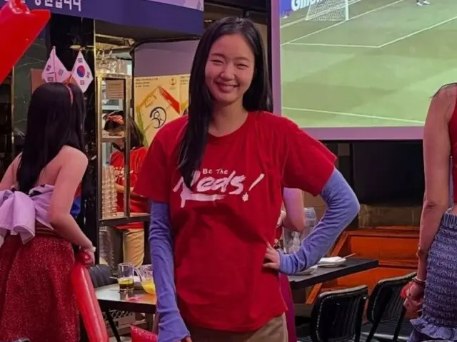 Kim Go-Eun transforms into the Red Devils of 2002... I can almost hear "Taehamingut (Republic of Korea)."