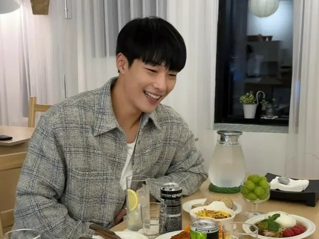 Woo DoHwan shows off his boyfriend look with his refreshing boyish beauty... His bright smile makes your heart flutter