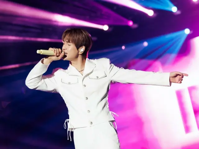 SHINee's Onew and OneW the Live Bangkok concert was a great success... Sing along with "JJINGGU"