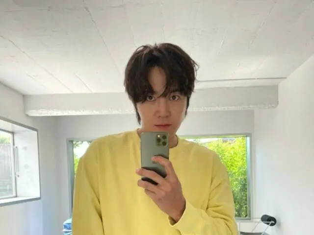 Jang Keun Suk, a casual charm in a sweatshirt and shorts... "Chick look"