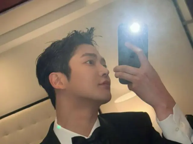 Ro Woon draws attention in his dandy tuxedo look... He looks great in the Busan sea