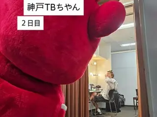 TVXQ's Changmin, peeking into the dressing room on the second day in Kobe, says to TB, "Hey, what are you peeking at?"