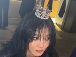 Kim You Jung, a cute doll-like beauty in any outfit, wearing a leather jacket and a tiara