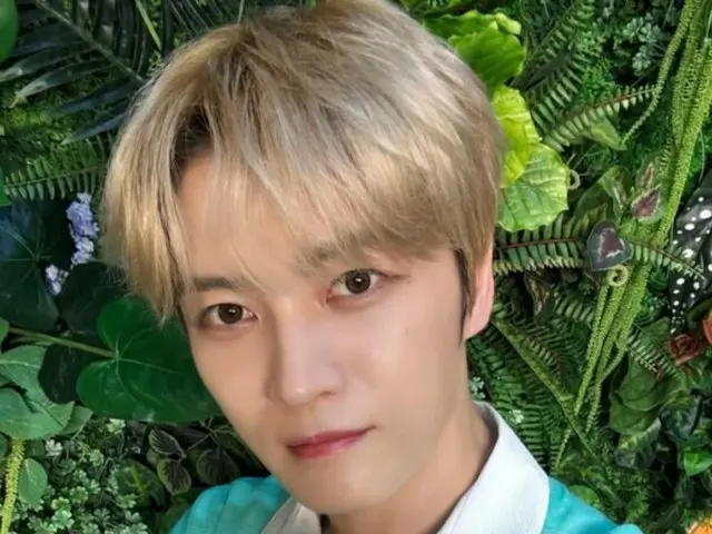 Jaejung looks even more fresh in emulard green