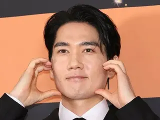 Actor Um Tae Goo stars in TWICE music video... Special support from a "trustworthy actor"