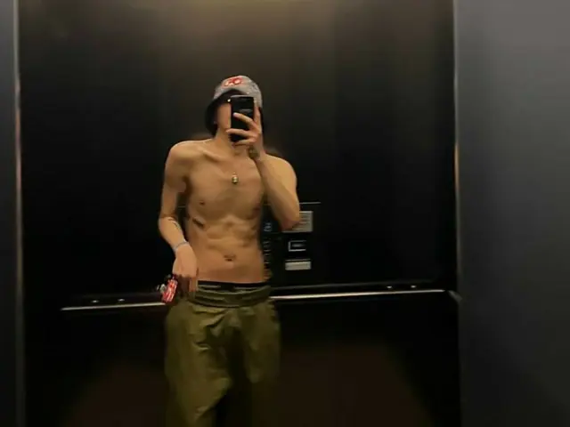 G-DRAGON (BIGBANG) shows off his ripped abs and square shoulders... showing off his unexpected charm