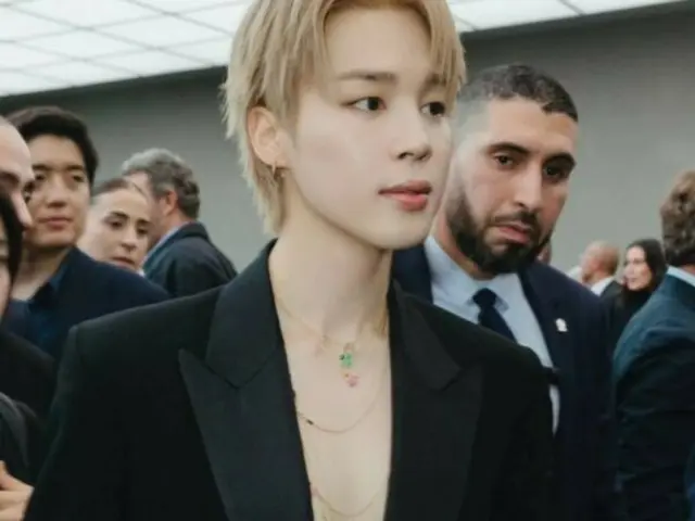 BTS' JIMIN exudes sexy charm in black and gold... Dominates Dior Paris Collection