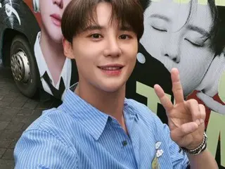 Jun Su (Xia) smiles brightly as she receives love from Shanghai fans...posing in front of a decorated bus!