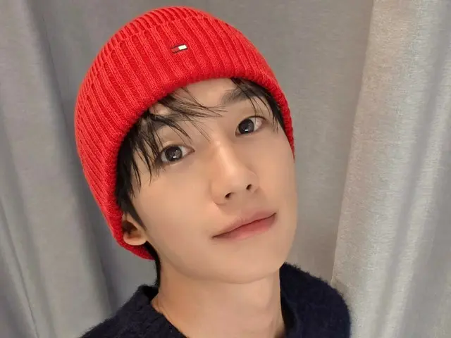 Actor Jung HaeIn shows off his youthful appearance in a red knit cap