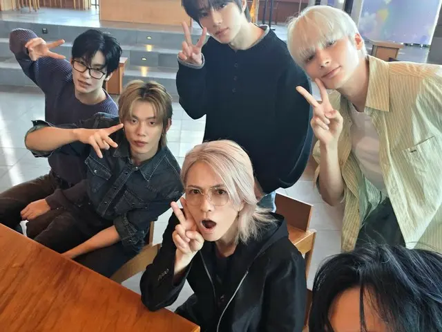 "TOMORROW X TOGETHER" and "L'Arc~en~Ciel" make a peace sign together with HYDE!