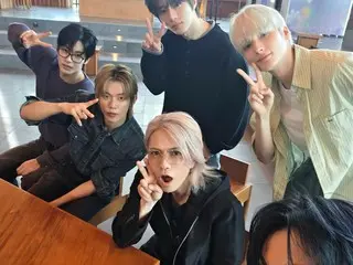 "TOMORROW X TOGETHER" and "L'Arc~en~Ciel" make a peace sign together with HYDE!