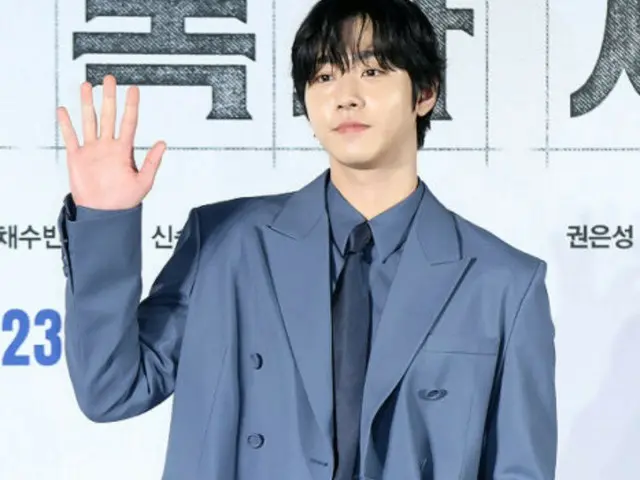 Ahn HyoSeop wins New Artist category at "Beautiful Artist Awards"