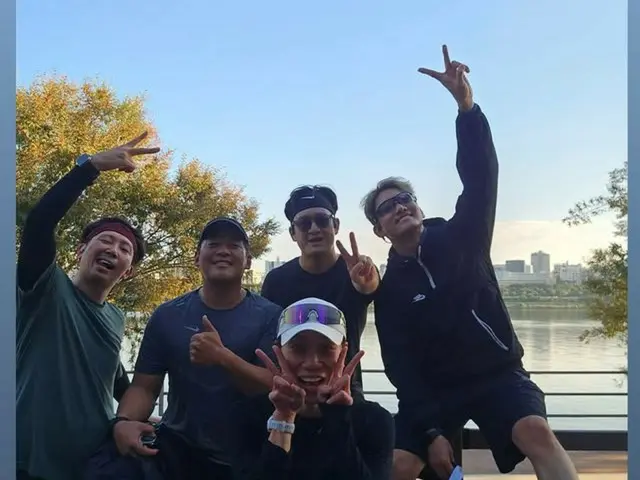 TVXQ's Changmin goes for a morning run for the first time in a while... Peace sign with a big smile