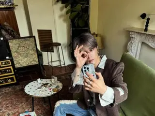 Jaejung takes a cute selfie... his tank top makes him look even sexier