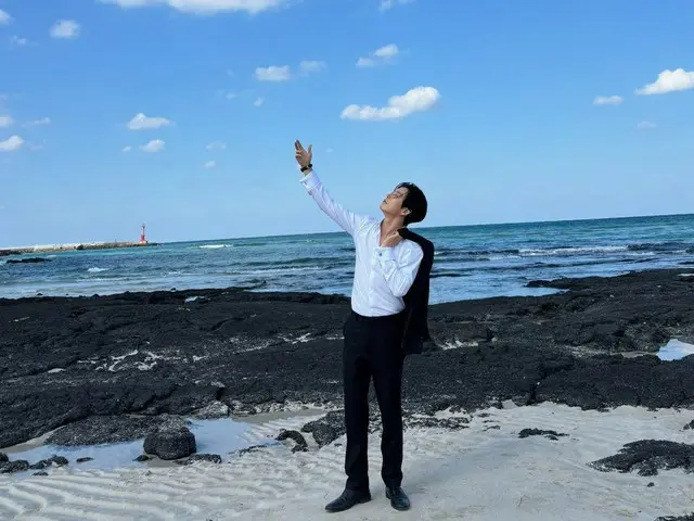 Actor Kim Jae Wook poses in a sexy suit against the backdrop of the beautiful sky and sea of Cheju Island.