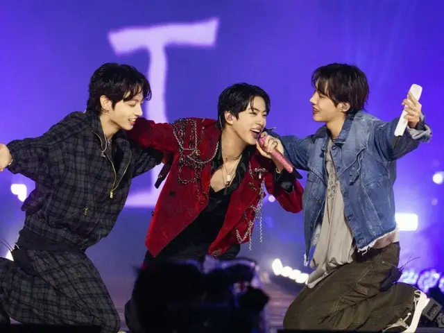 BTS' JIN, J-HOPE & JUNG KOOK take a photo together... Behind the scenes of JIN's encore fan meet