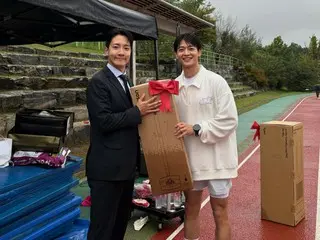SHINee's Minho presents the expensive MVP prize he received at the sports day of "Single Man's Happy Life" to Go Kang-young-ah Naeun-sama