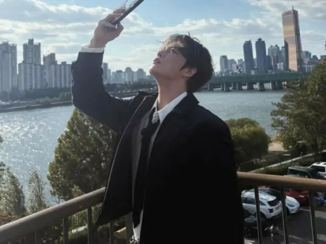 Jaejung, dazzling visuals under the blue sky... "The end of a wonderful day"