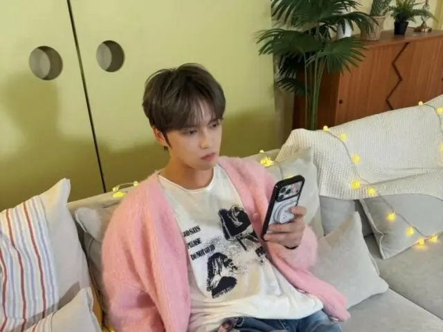 Jaejung looks good in pink too... "Tomorrow I can be cute"