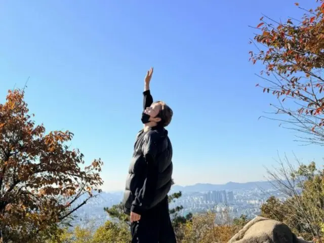 Jaejung refreshes himself in the clear autumn sky... "Let's paint a picture of a hopeful tomorrow"