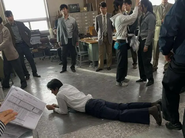 Actor Lee Min-ho lies face down on set... Woo Do-Hwan encourages him to "get up"