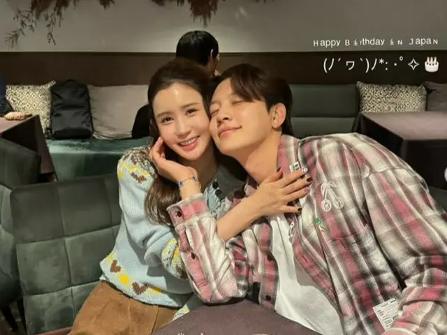 Lee Da Hae and SE7EN press their faces together to exude a happy aura... "This is the perfect couple"