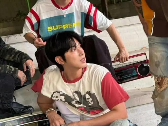 "TVXQ" Yunho (U-KNOW) enhances his masculinity in a simple tank top