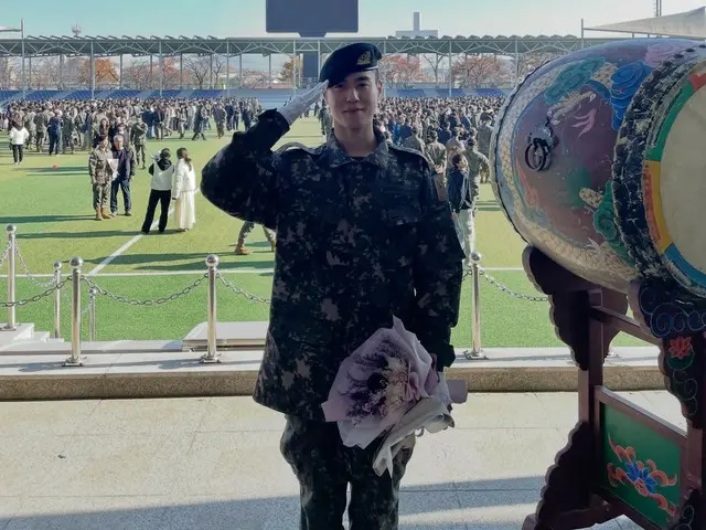 GOT7's YUGYEOM, currently serving in the military, releases photos from his basic military training graduation ceremony... "Soldier aura blazing"