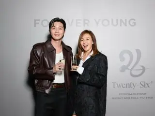 SHIHO releases a photo of herself with Park Seo Jun... toasting with whiskey