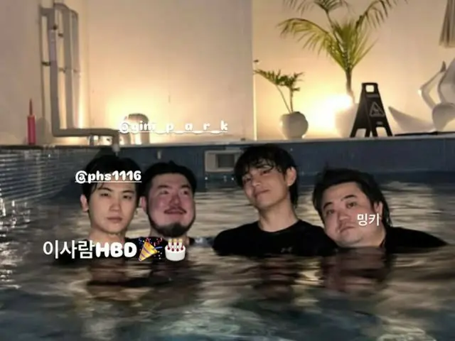 BTS' V celebrates his birthday by posting a photo of him and Park Hyung Sik at the pool... "This guy is HBD"