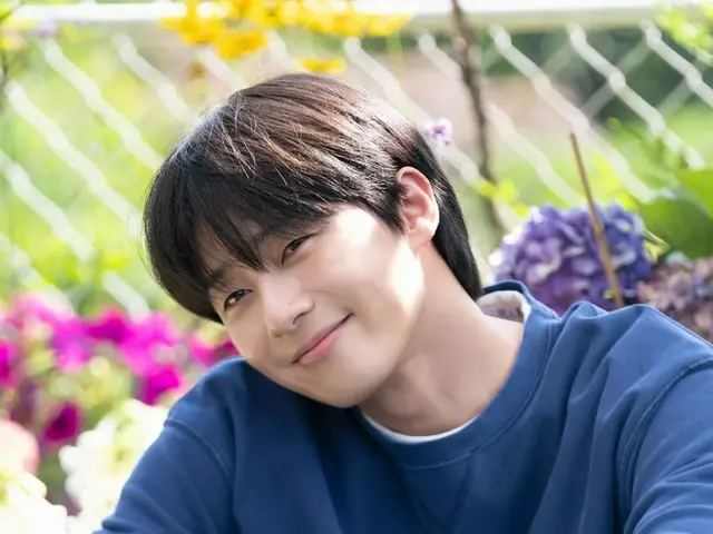 Park Seo Jun, a warm smile that brings a smile to the face of the viewer... a refreshing, boyish look