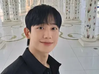 Actor Jung HaeIn shows off killer smile at Abu Dhabi mosque