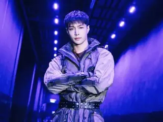 EXO's Lay suddenly announces he won't be attending the fan meeting on the day... "unavoidable circumstances"
