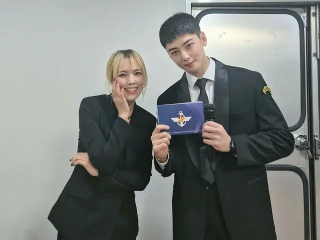 Cha EUN WOO (ASTRO), currently serving in the military, surprises with singer Seohyang... The photo of the two is a hot topic